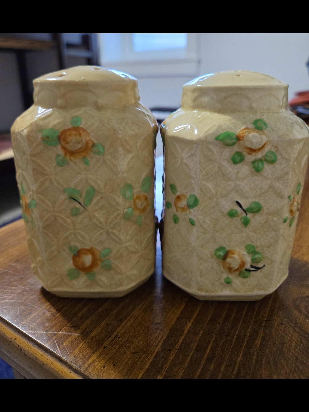 Vintage Japanese Majolica style salt and pepper shakers, likely from the 1940s. - Picture 2 of 4